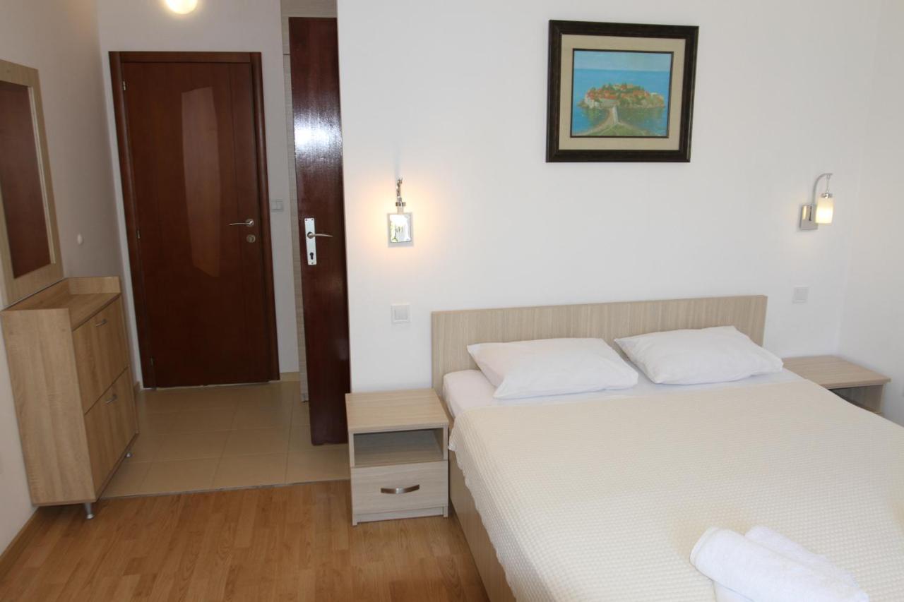 Apartments Muhar Свети Стефан Екстериор снимка