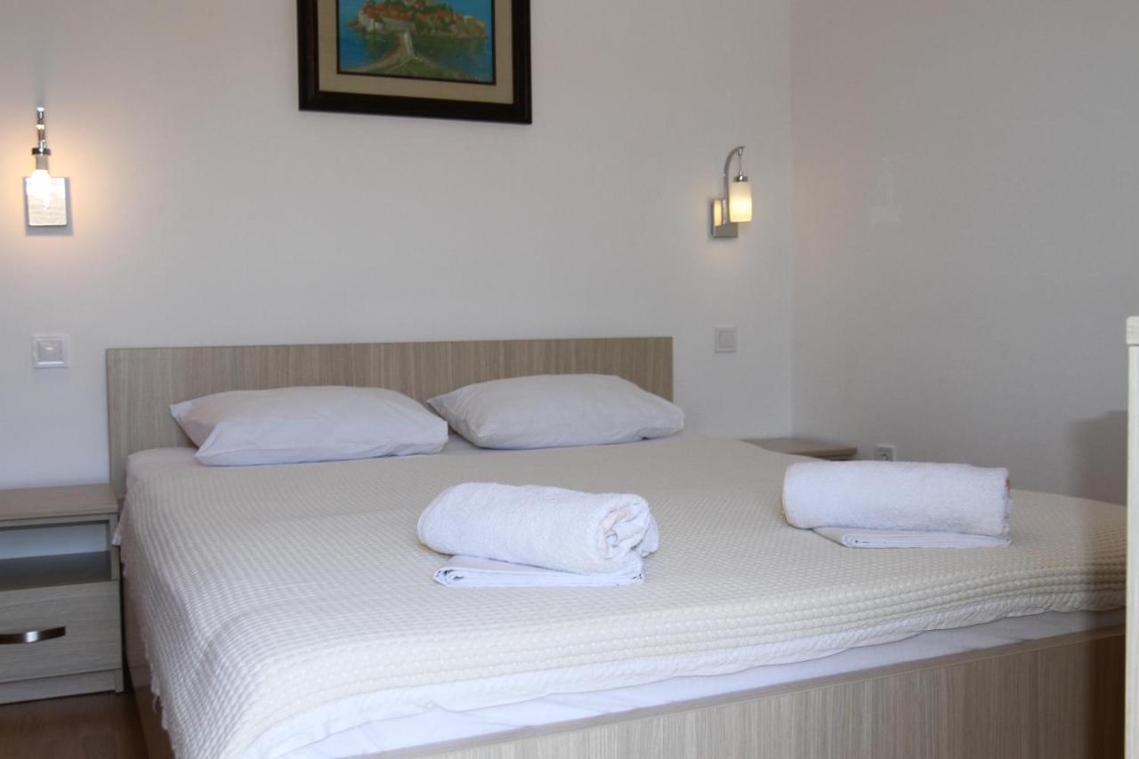 Apartments Muhar Свети Стефан Екстериор снимка