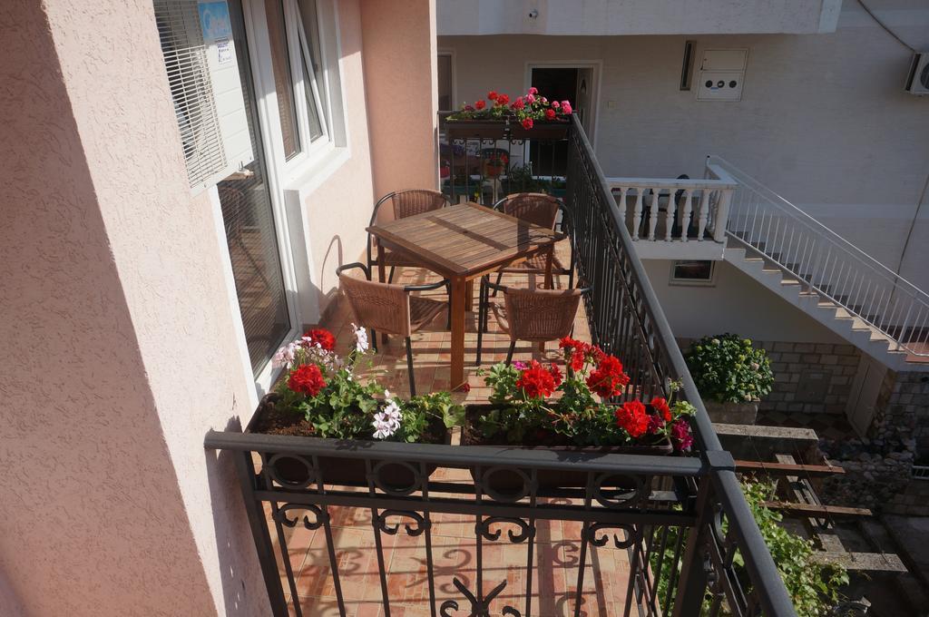 Apartments Muhar Свети Стефан Екстериор снимка